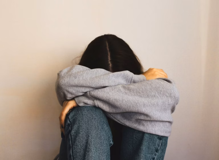« Mis sur liste noire » et « objectifs flous » : quand les associations de victimes de violences sexuelles dans… rencontrent des difficultés