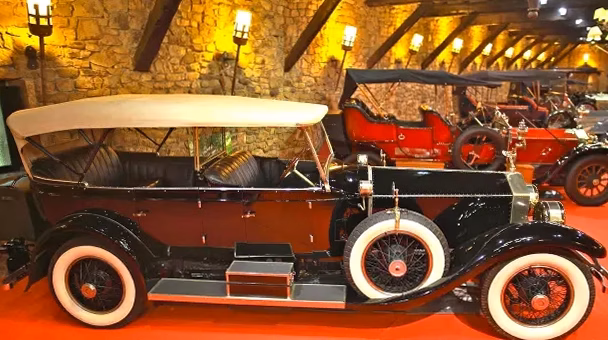 Conduire une voiture ancienne au musée de l&rsquo;Automobile