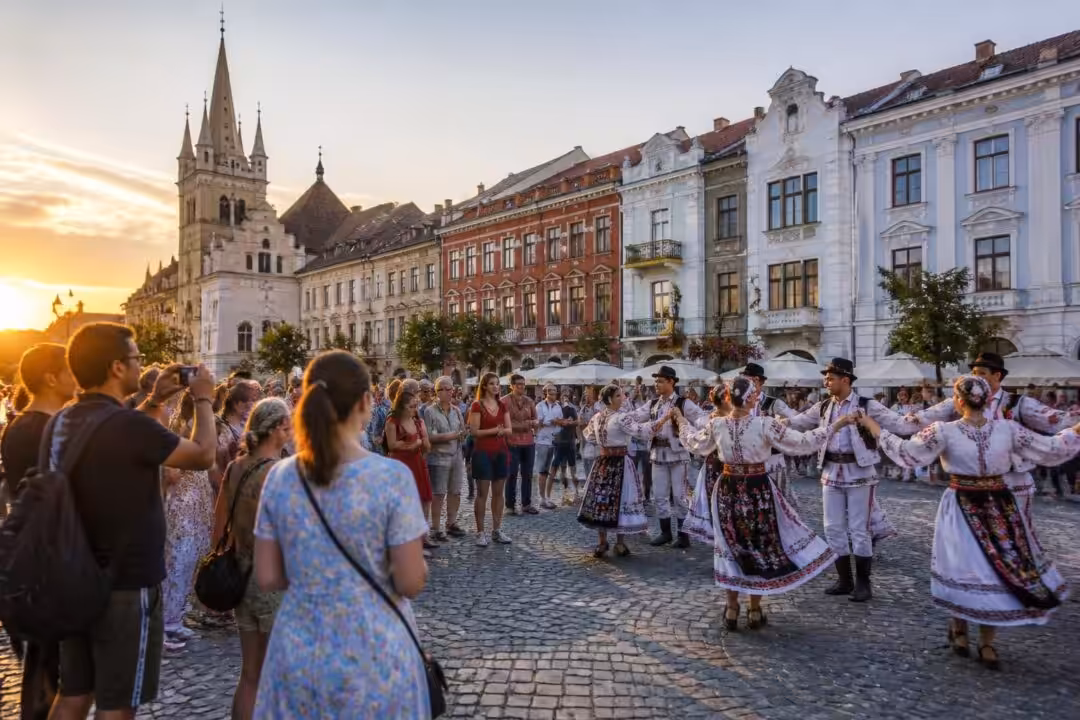 découvrez une exploration immersive en roumanie avec des visites culturelles, des danses traditionnelles authentiques et des échanges enrichissants dans la ville jumelle.