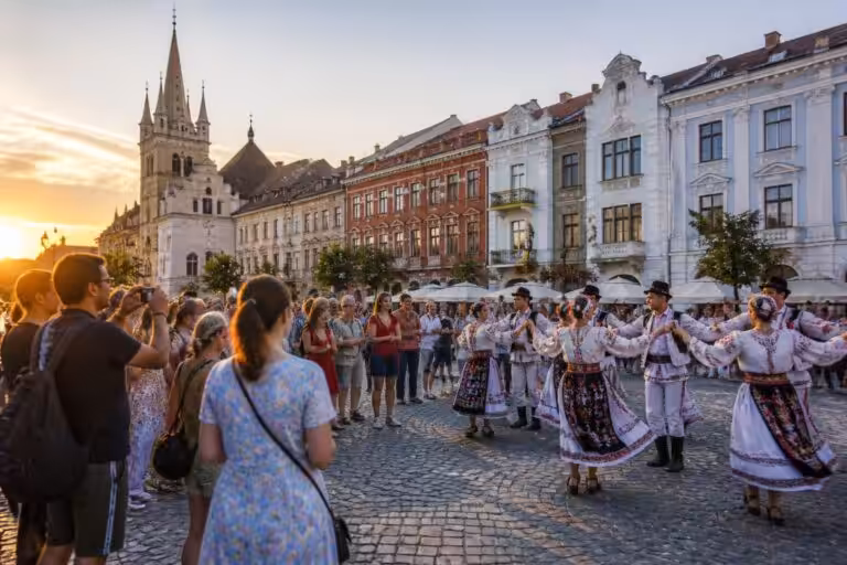 découvrez une exploration immersive en roumanie avec des visites culturelles, des danses traditionnelles authentiques et des échanges enrichissants dans la ville jumelle.
