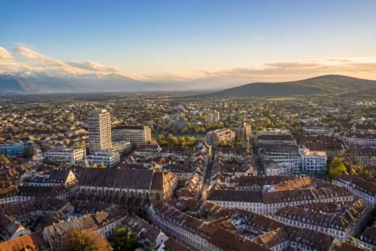 découvrez mulhouse, une ville unique située au cœur de trois pays. explorez son histoire, sa culture et son dynamisme dans notre présentation complète.