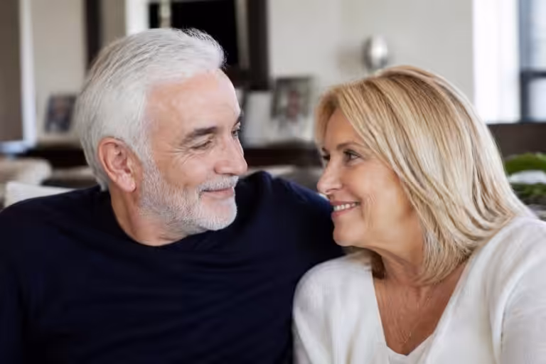 pascal praud s'éloigne de cnews et de la france, partageant une photo intime avec sa compagne catherine pour célébrer leurs instants précieux.