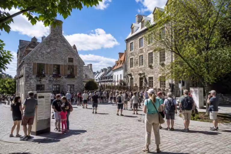 découvrez la place de l'ancienne douane, un lieu chargé d'histoire où se mêlent culture, architecture et découvertes uniques lors de votre visite.