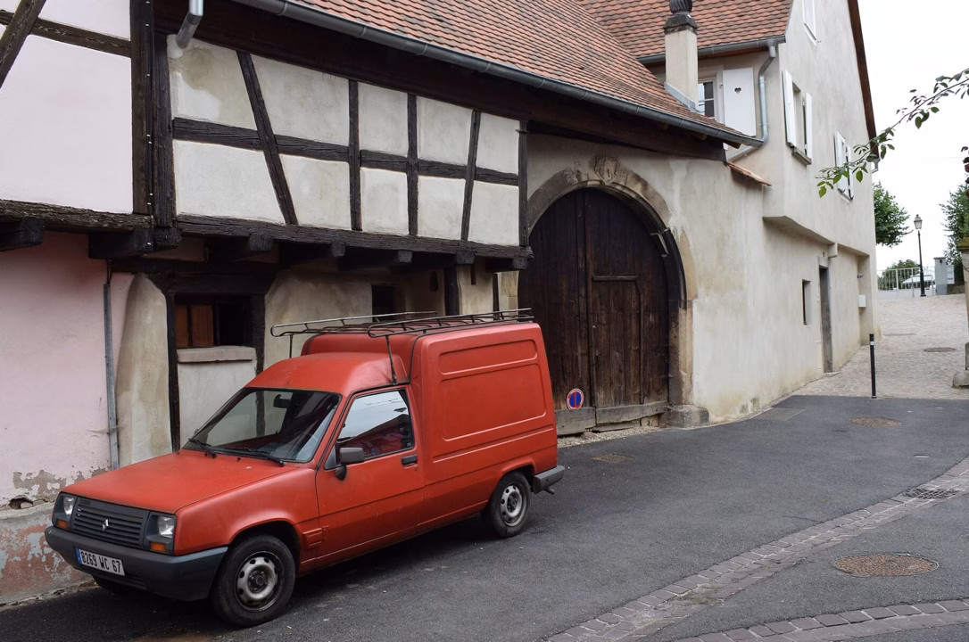 Événements, stages et parcours en Alsace : conduire une voiture ancienne au musée et en dehors en image